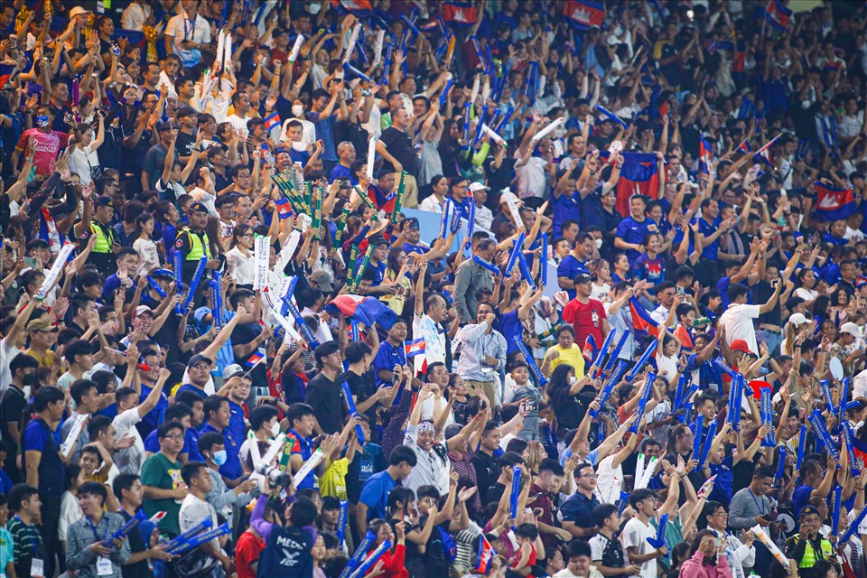 Người hâm mộ Campuchia ăn mừng bàn thắng của đội nhà.