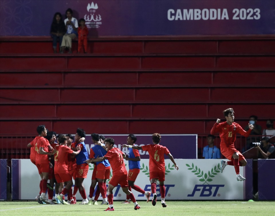 Tuy nhiên, niềm vui cuối cùng cũng đến với các cầu thủ Myanmar ở phút 55. Từ tình huống đá phạt đưa bóng dội xà bật ra, Thet Hein Soe lao vào kịp thời đệm bóng vào lưới mở tỉ số cho U22 Myanmar.
