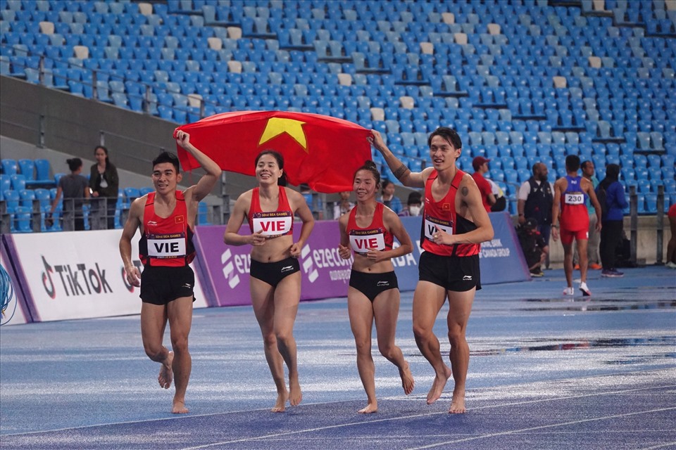 Đội điền kinh Việt Nam giành huy chương vàng tiếp sức 4x400m hỗn hợp tại SEA Games 32. Ảnh: Nguyễn Đăng