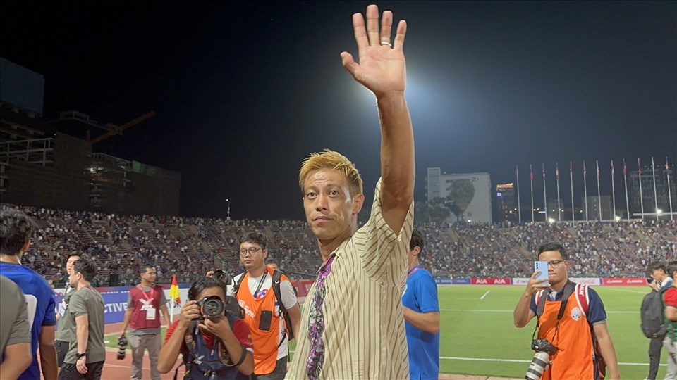 Sau khi trận đấu khép lại, Honda yêu cầu các cầu thủ Campuchia phải đi vòng quanh sân để cảm ơn tình cảm của người hâm mộ đã nán lại đến những phút cuối cùng dù đội nhà không thể đi tiếp.