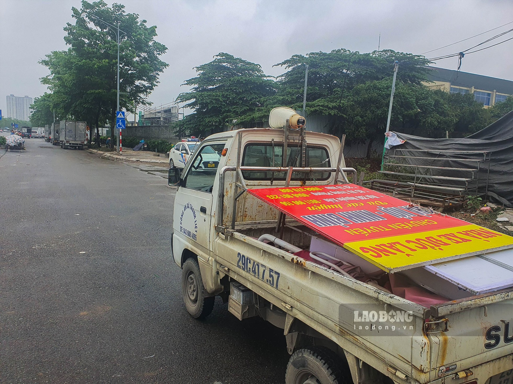 Người dân địa phương cho biết dù chính quyền địa phương có tiến hành xử lý nhưng sau đó “đâu lại vào đấy“. Hình ảnh PV Lao Động ghi nhận vào ngayf10.5.2023.