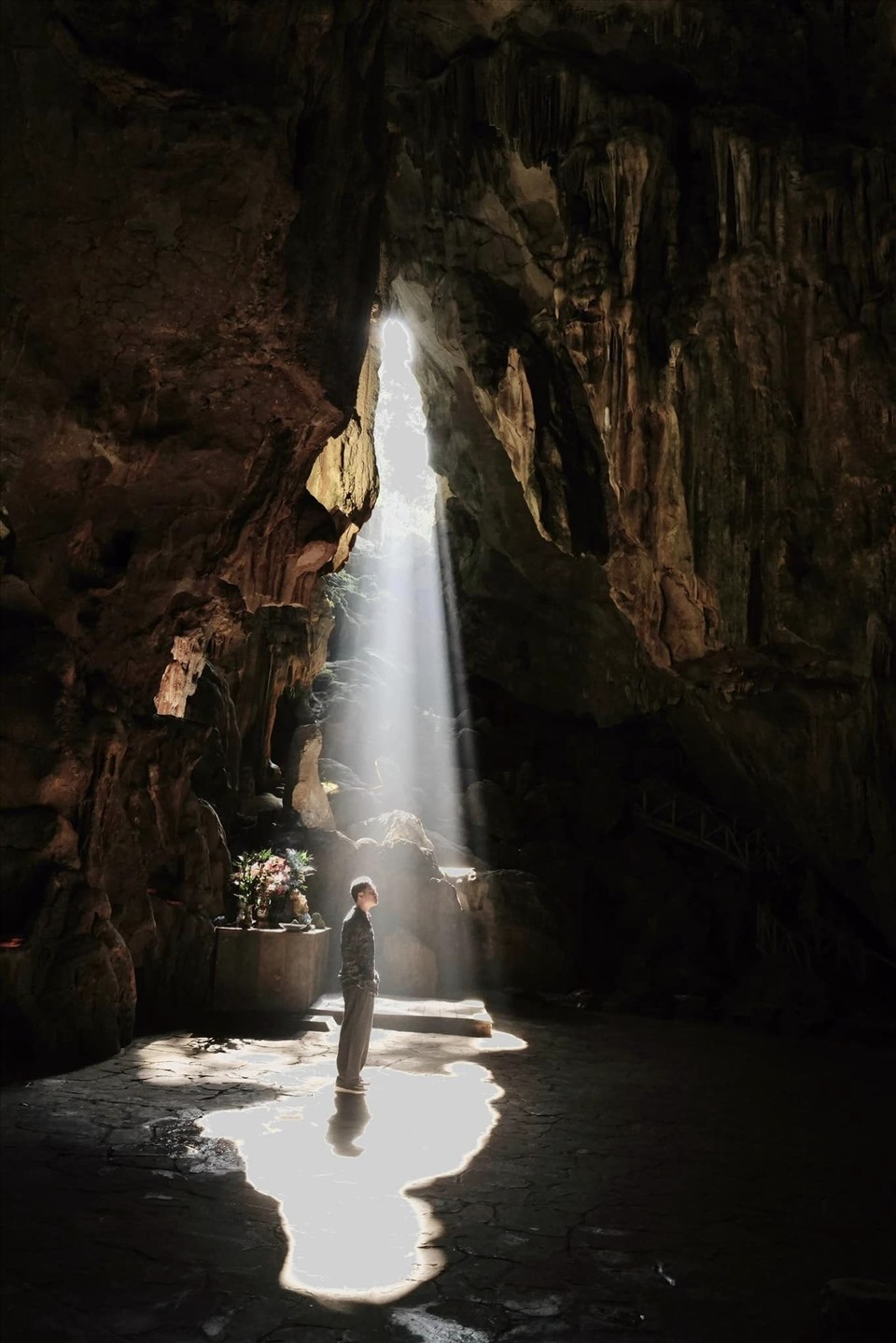 Buổi chiều, Quang Vinh tranh thủ ghé thăm khu danh thắng Nhị - Tam Thanh, thuộc dãy núi đá vôi phía Tây Bắc thành phố. Khu danh thắng có diện tích hơn 52ha, với những hang động tự nhiên có niên đại từ 245 đến 360 triệu năm về trước.