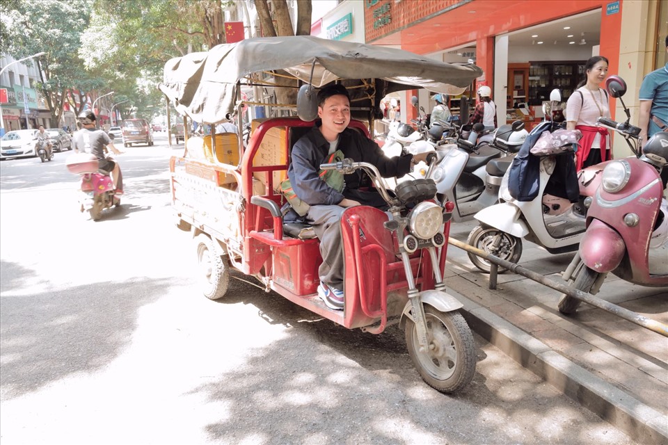 Bằng Tường thuộc tỉnh Quảng Tây, Trung Quốc. Đến đây, Quang Vinh chủ yếu thăm thú đường phố và đi dạo tại các trung tâm thương mại.