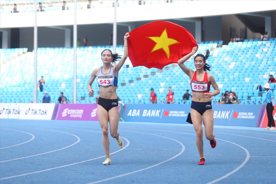 Thu Hà và Bùi Thị Ngân giành huy chương vàng và huy chương bạc cự li 800m nữ. Ảnh: Đức Cường