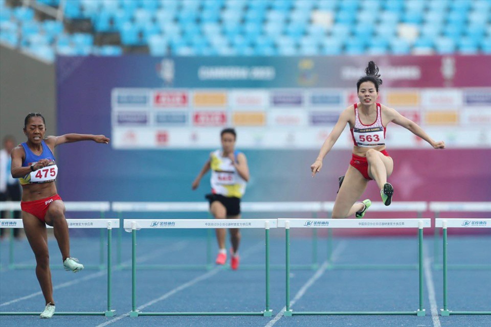 Nguyễn Thị Huyền giành huy chương vàng 400m rào nữ. Ảnh: Hồng Linh