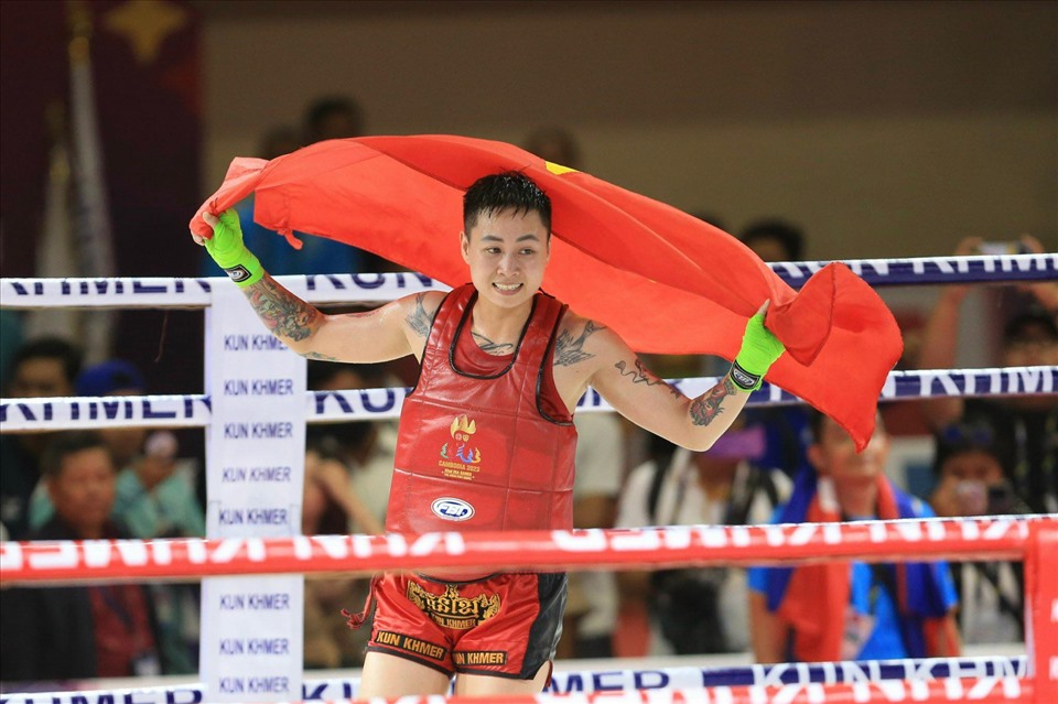Yến Ly giành huy chương vàng Kun Khmer hạng 57kg nữ. Ảnh: Đăng Văn