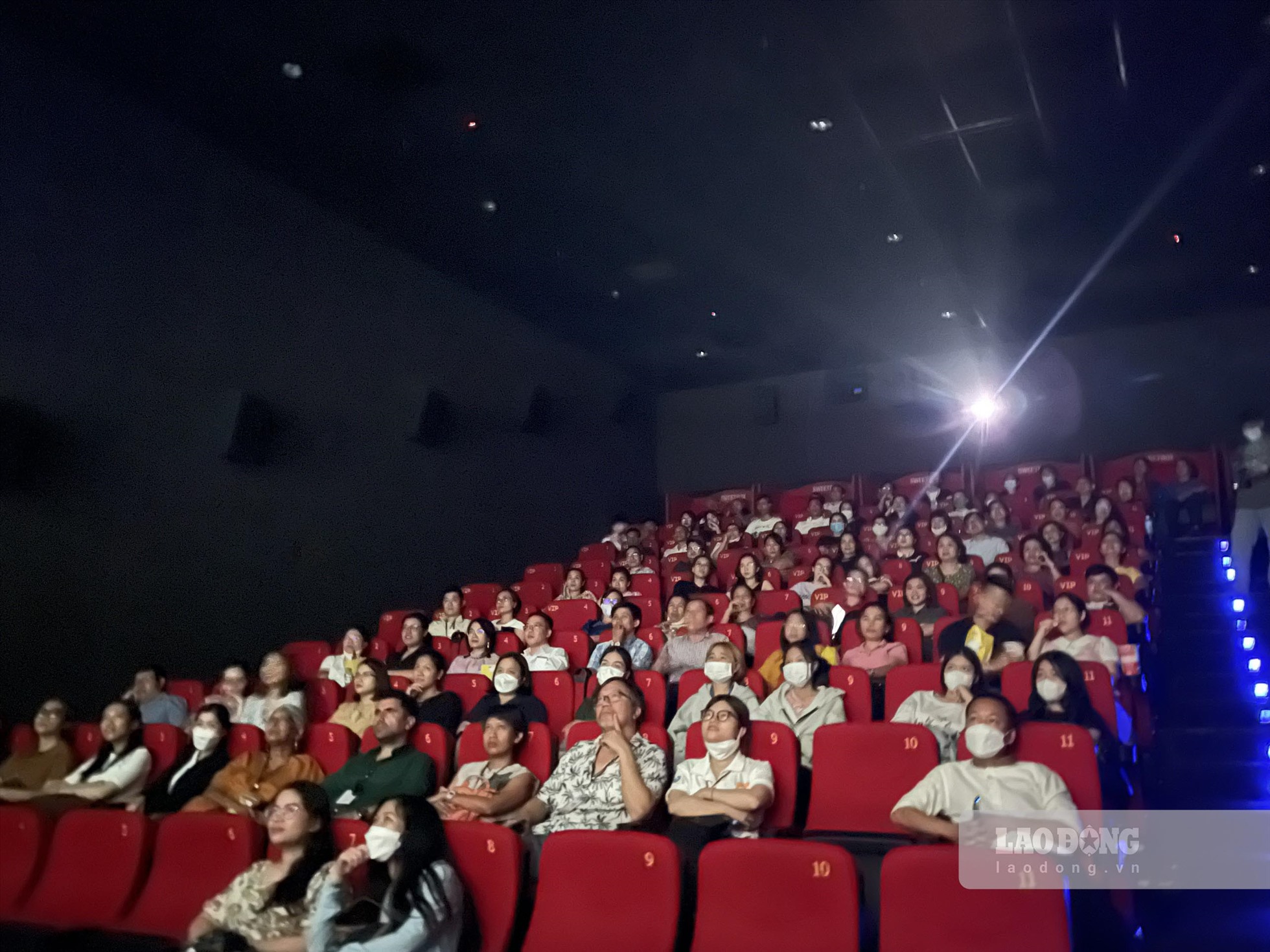 Dù là ngày trong tuần, nhưng lượng người đến xem phim tương đối đông, nhất là các bạn trẻ.