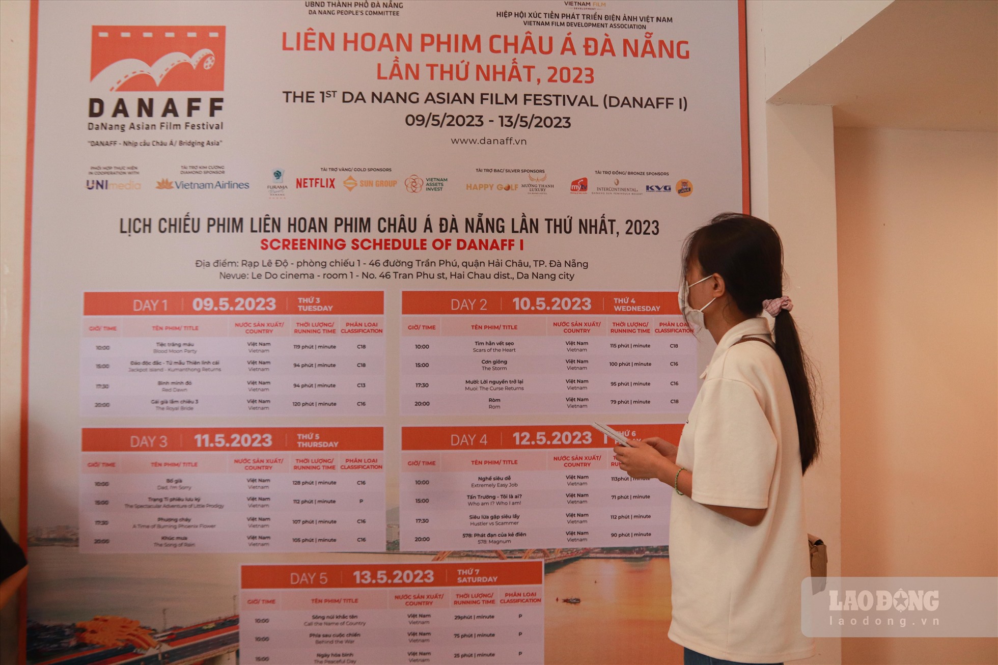 Nguyễn Lê Thảo ly đến rạp Lê Độ để theo dõi lịch chiếu và xem các phim ở liên hoan phim châu Á Đà Nẵng lần thứ nhất năm 2023.