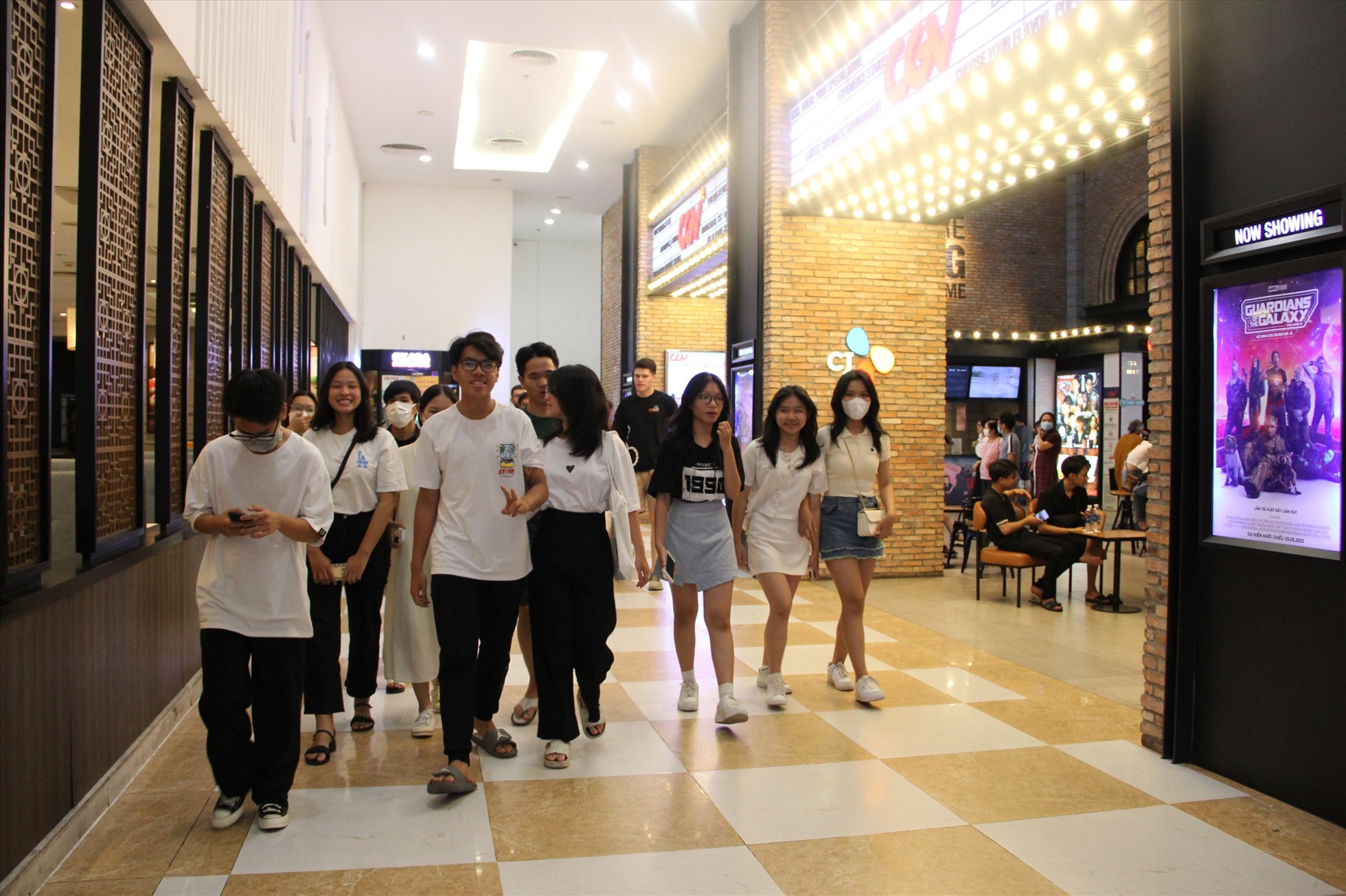 Tại rạp CGV Đà Nẵng vào tối 11.5, đông đảo bạn trẻ đến xem phim. Ảnh: Mai Hương