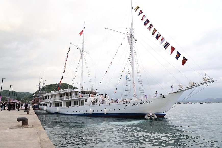 Du thuyền đưa Thủ tướng Phạm Minh Chính cùng các nhà lãnh đạo ASEAN tham quan vùng biển Labuan Bajo, Indonesia. Ảnh: TTXVN