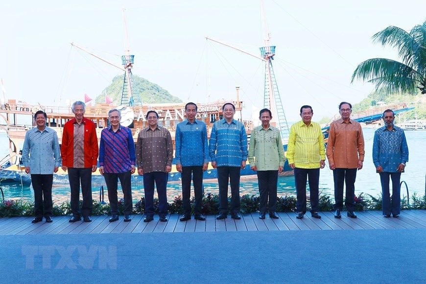 Thủ tướng Phạm Minh Chính cùng các lãnh đạo ASEAN chụp ảnh chung tại Phiên họp hẹp Hội nghị cấp cao ASEAN lần thứ 42. Ảnh:TTXVN