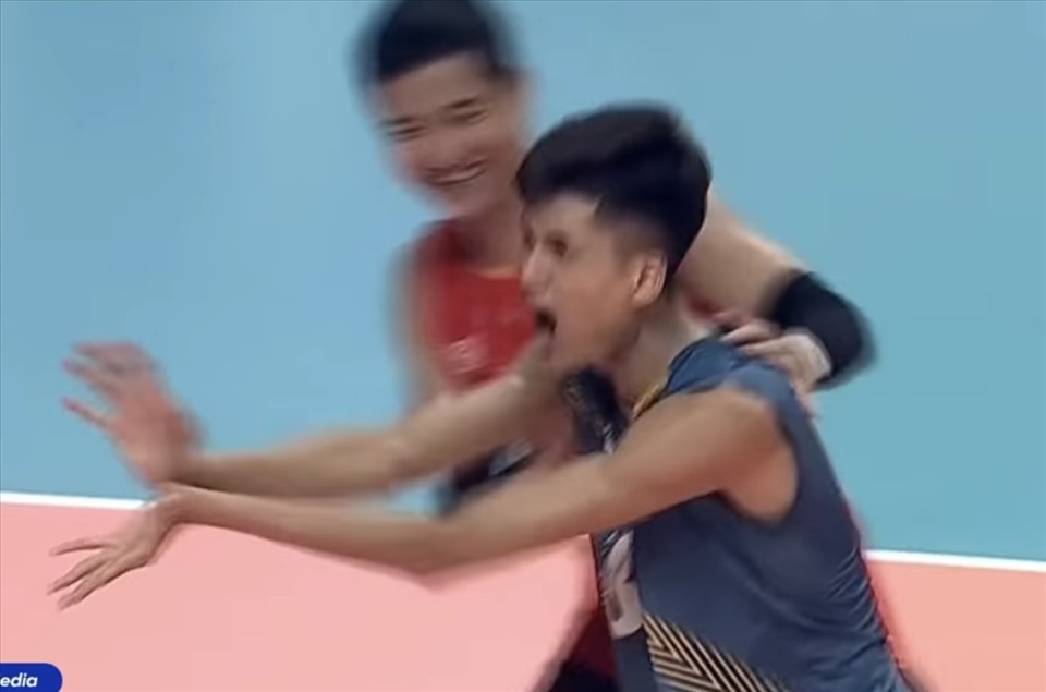 Duy Tuyến đáp trả trong trận tranh hạng ba khi Việt Nam đánh bại Thái Lan để giành huy chương đồng SEA Games 32. Ảnh: Cắt từ clip