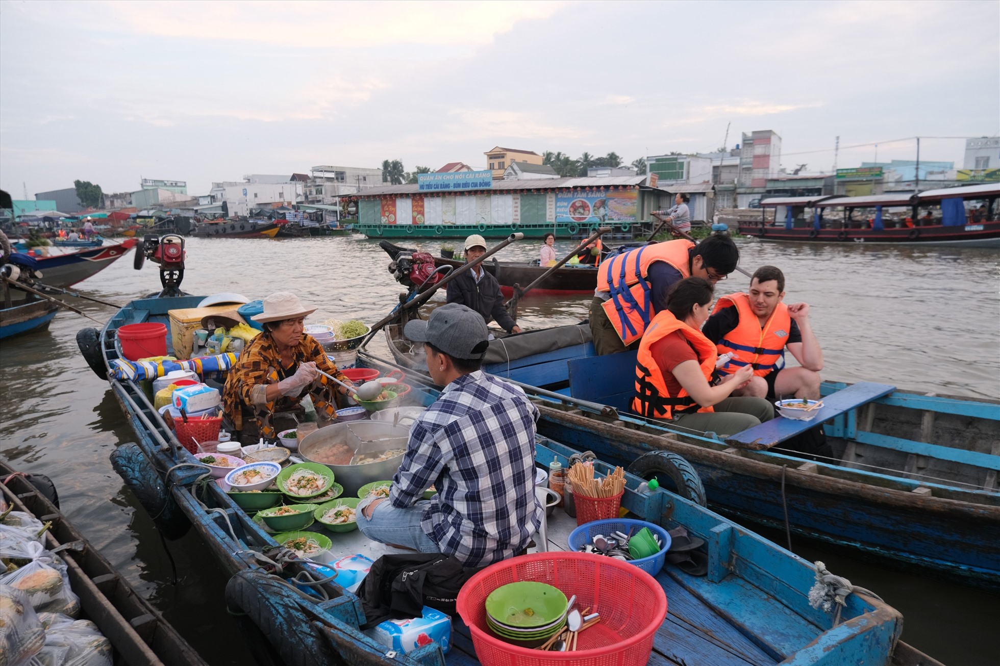 Chợ nổi Cái Răng với những chiếc ghe, xuồng tấp nập. Ảnh: Phong Linh