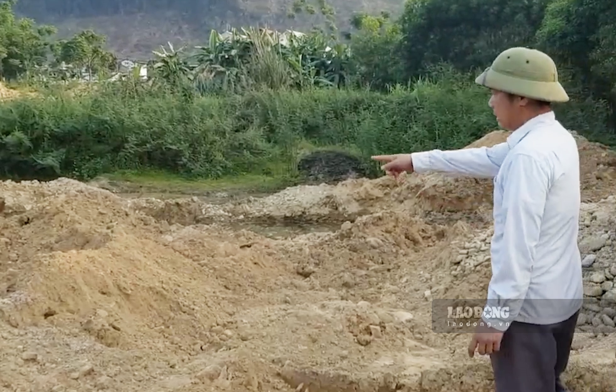 Ông Khánh bức xúc trước tình trạng bãi soi bị đào bới, khai thác cát sỏi trái phép nhiều năm nay. Ảnh: Việt Bắc.