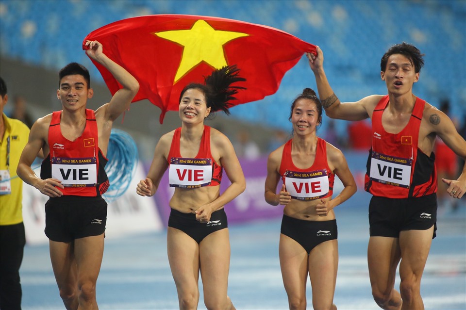 Tuyển điền kinh Việt Nam được vinh danh và thưởng nóng ngay sau khi SEA Games 32 kết thúc. Ảnh: Minh Phong
