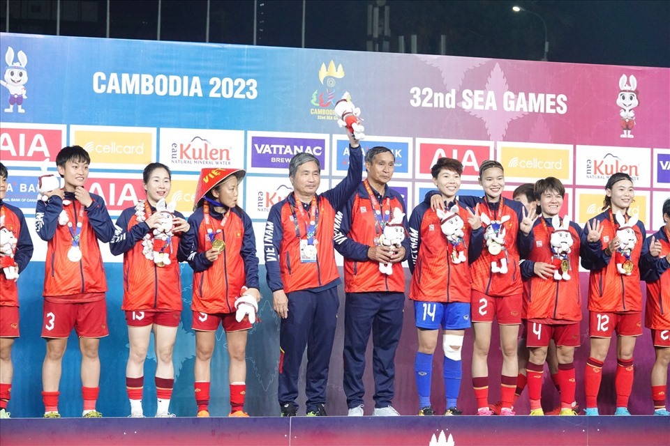 Tuyển nữ Việt Nam nhận thưởng 3,8 tỉ đồng sau chức vô địch tại SEA Games 32. Ảnh: Thanh Vũ