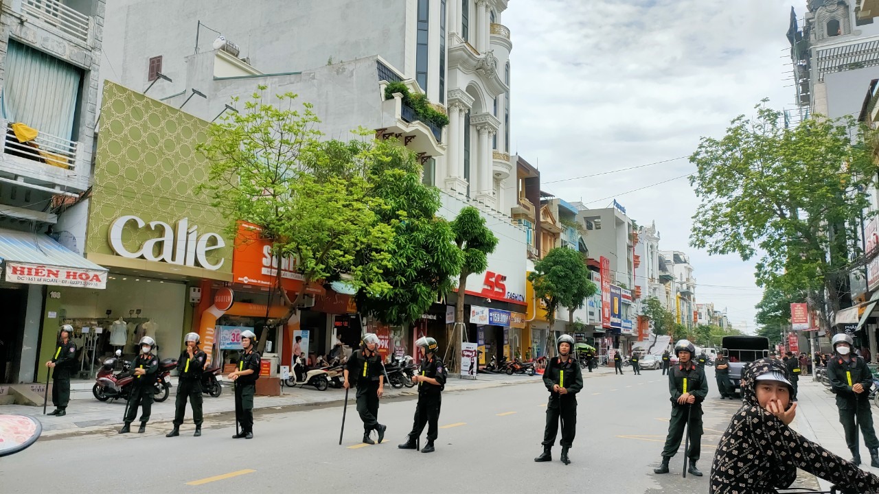 Trước căn nhà số 173 phố Lê Hoàn (phường Lam Sơn), là căn nhà của “trùm” giang hồ xứ Thanh Nguyễn Anh Tuấn (tức Tuấn thần đèn) có rất nhiều chiến sĩ cảnh sát xuất hiện cả trong và ngoài ngôi nhà này. Ảnh: Minh Hoàng