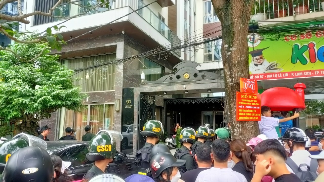 Ngoài ra, cách đó không xa, tại số nhà 91 đại lộ Lê Lợi (phường Lam Sơn, TP.Thanh Hóa), hàng chục cảnh sát cũng đang thực hiện khám xét nhà của một người khác.  Ảnh: Minh Hoàng