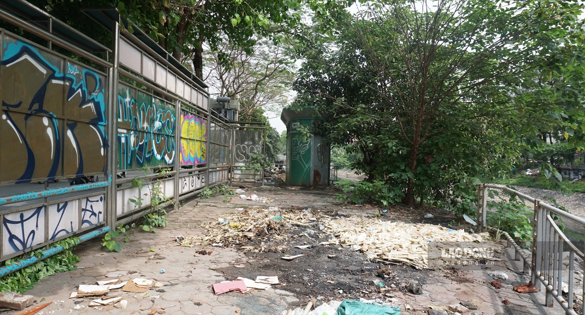 Tương tự, tại biển quảng cáo trên phố Giáp Nhất (quận Thanh Xuân) còn là nơi đốt rác thải, gây ô nhiễm môi trường, khiến cho người dân sinh sống ở đây bức xúc.