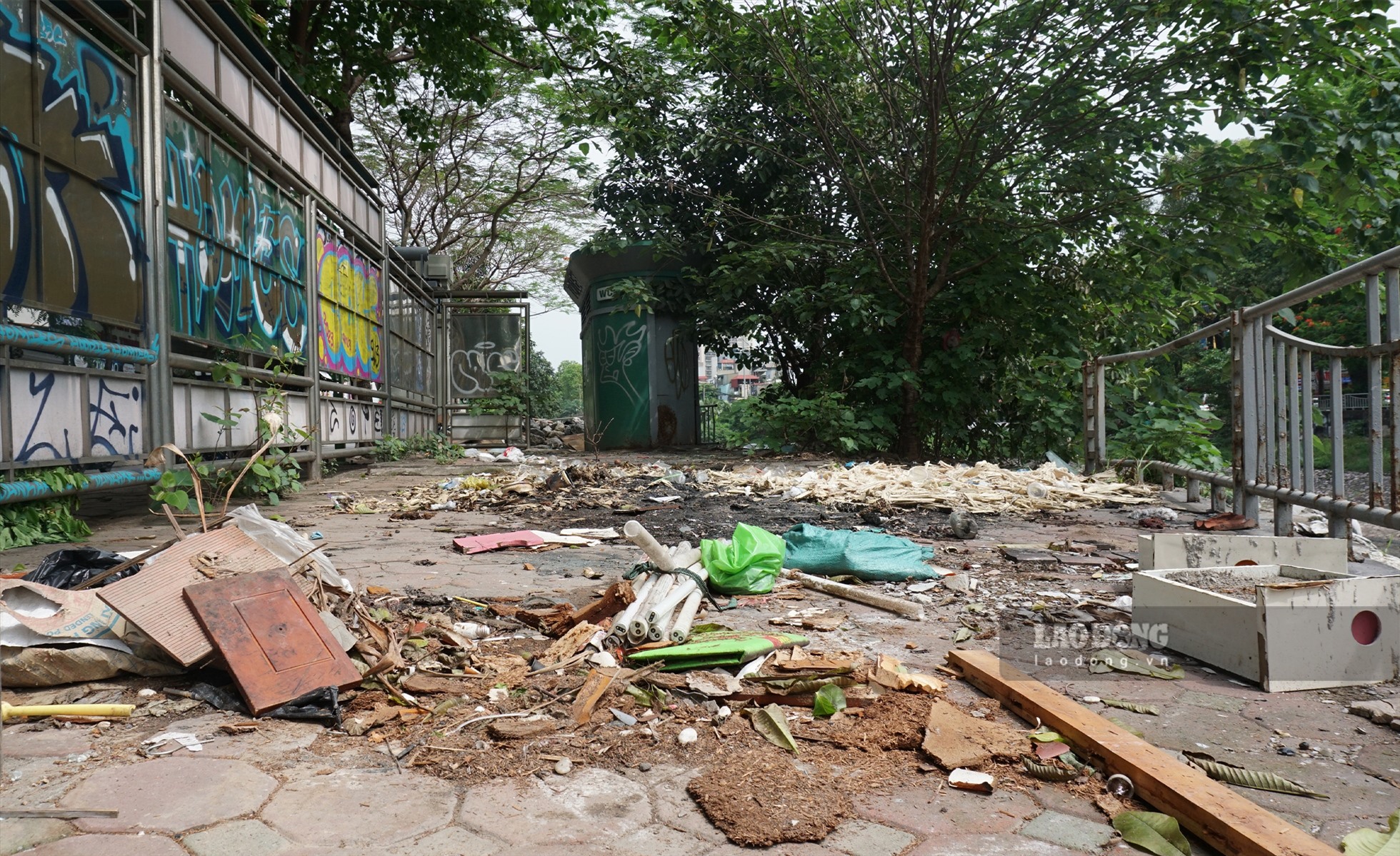 Tương tự, biển quảng cáo trên phố Giáp Nhất (quận Thanh Xuân) bị biến thành nơi tập kết và đốt rác thải.