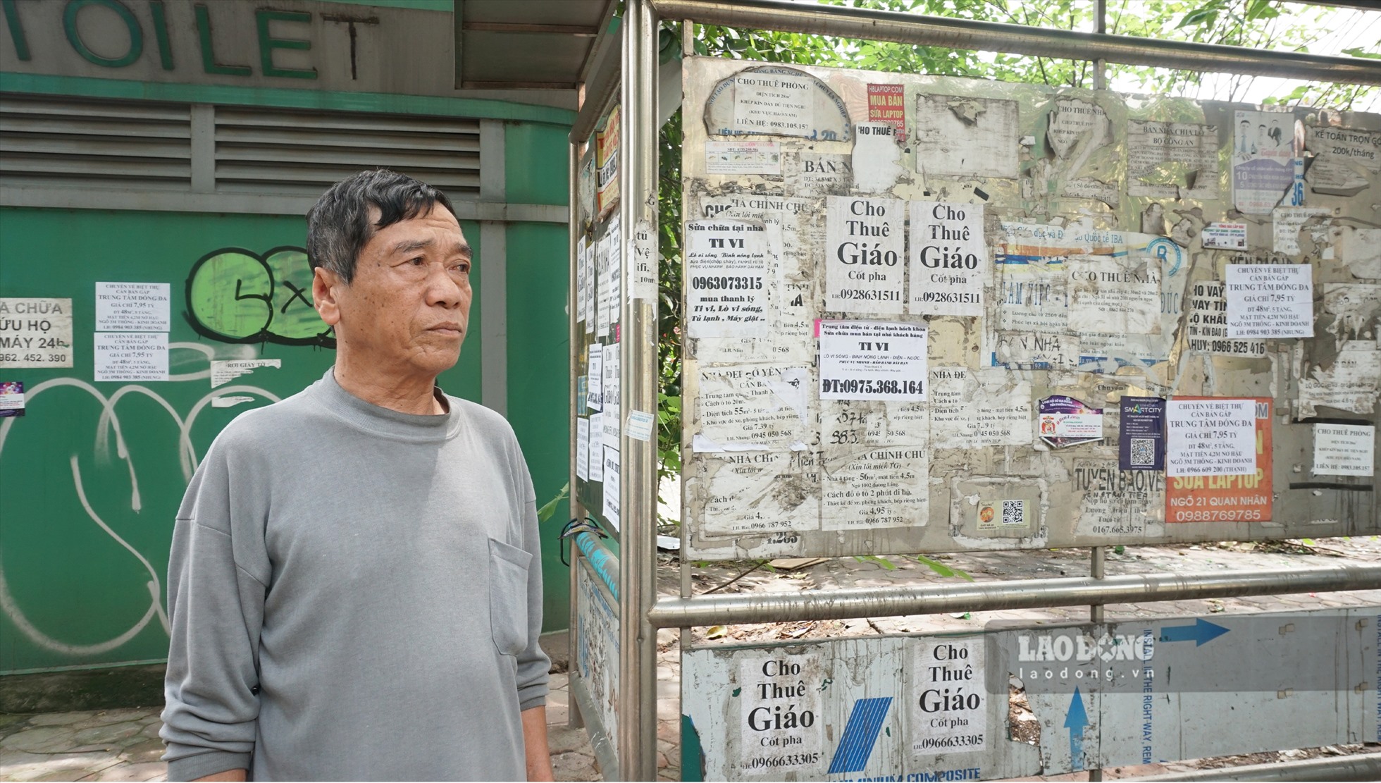 Ông Đào Quang Hanh (quận Thanh Xuân) cho biết: ” Biển quảng cáo, rao vặt là nơi để cho những người có nhu cầu đăng tin, Mỗi lần đi chuyển qua khu vực này tôi đều cảm thấy ám ảnh vì mùi hôi từ cống rãnh và rác thải bốc lên nồng nặc. Nhiều lần tôi bắt gặp người dân ngang nhiên đổ rác thải ra con mương này khiến nơi đây ngày càng ngập tràn rác thải