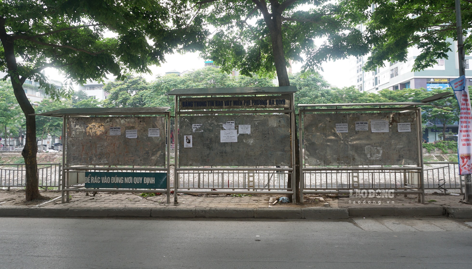 Biển quảng cáo rao vặt trên đường Khương Đình (quận Thanh Xuân) cũng trong tình trạng xuống cấp.