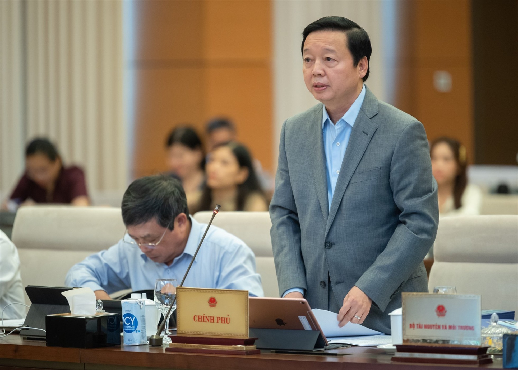 Phó Thủ tướng Trần Hồng Hà trình bày tờ trình. Ảnh: Phạm Thắng/QH