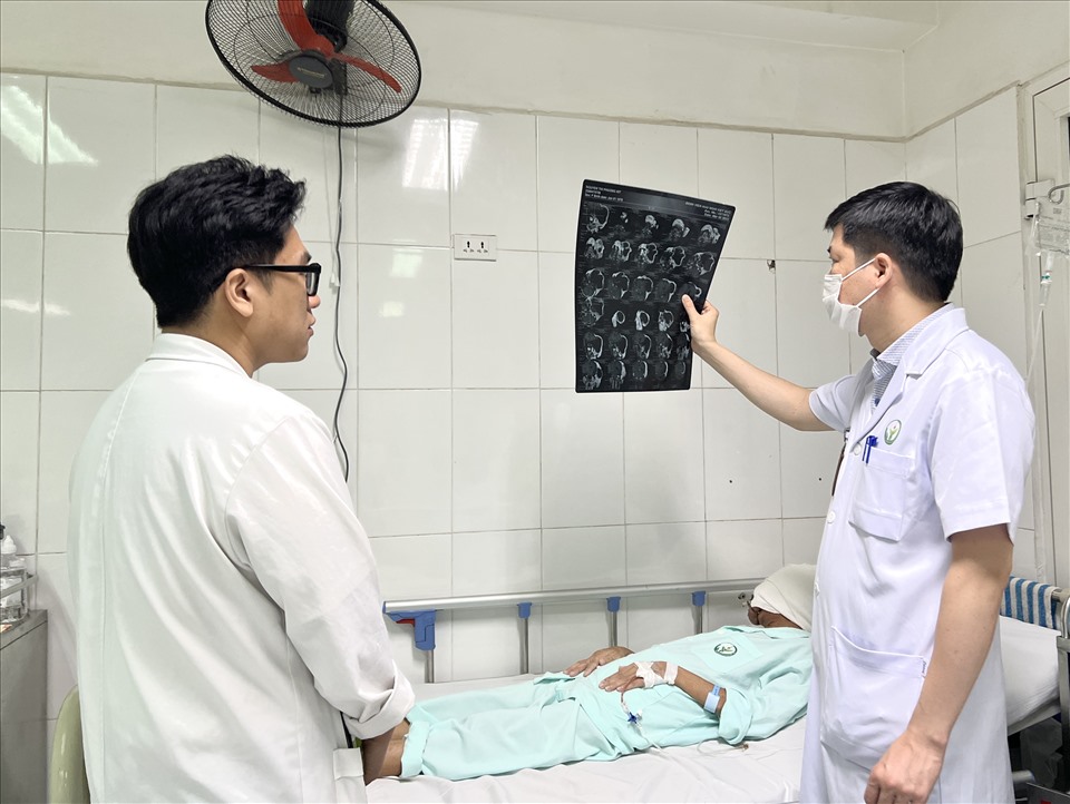 Bác sĩ thăm khám cho bệnh nhân sau phẫu thuật. Ảnh: Bệnh viện Việt Đức