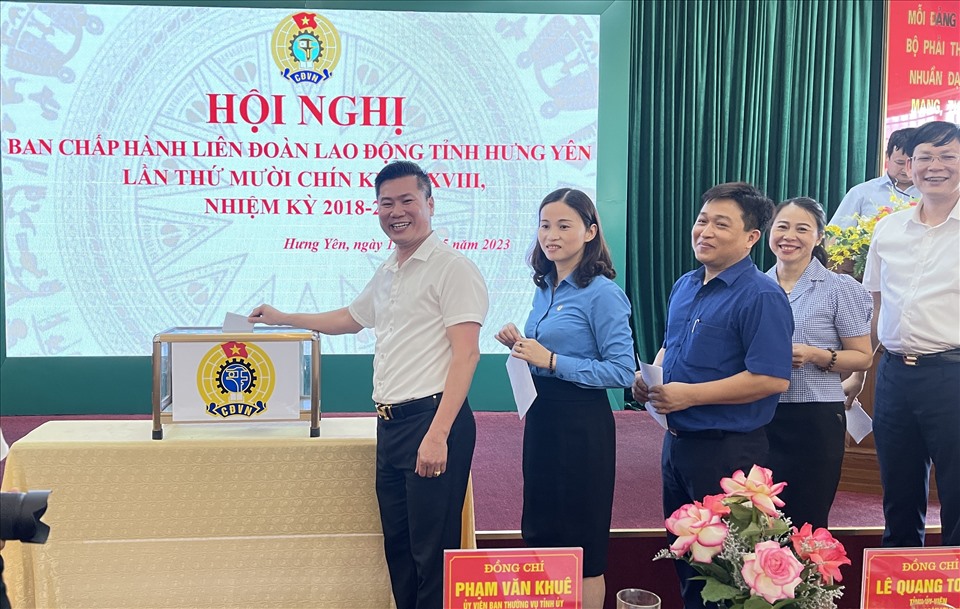 Các uỷ viên Ban Chấp hành Liên đoàn Lao động tỉnh Hưng Yên bỏ phiếu kiện toàn chức danh lãnh đạo. Ảnh: Hà Anh