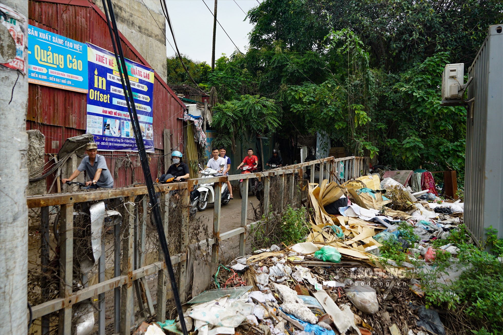 Ngày 11.5, theo ghi nhận của Lao Động, dọc ngõ 298 phố Trần Điền là hàng loạt bãi rác thải, phế liệu chất đống. Rác để lâu ngày không được dọn dẹp, xử lý ngay cạnh khu dân cư.