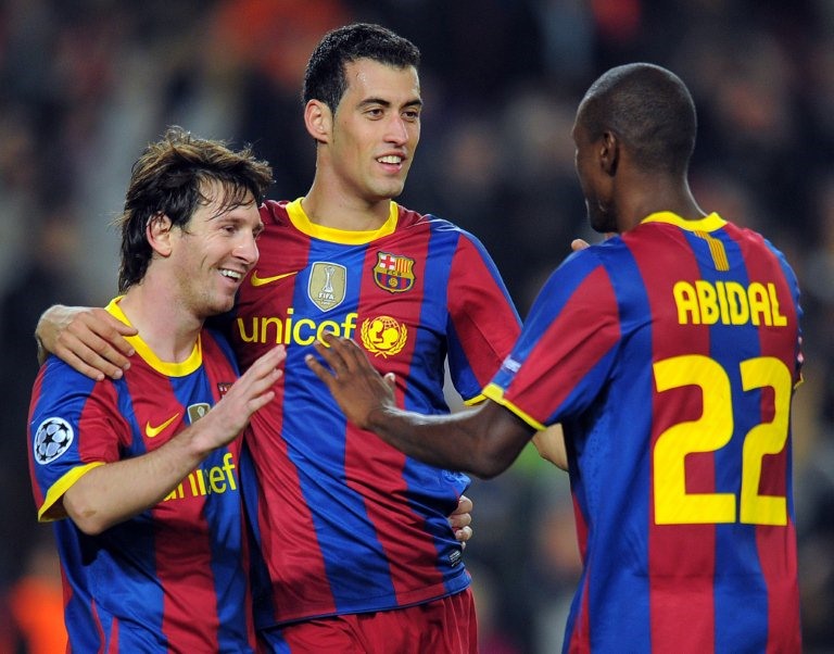 Busquets trong giai đoạn đỉnh cao tại Barcelona cùng các ngôi sao như Messi hay Eric Abidal.  Ảnh: AFP