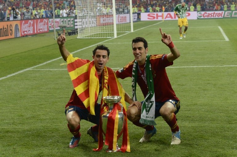 Busquets và Xavi ăn mừng chức vô địch EURO 2012. Ảnh: AFP