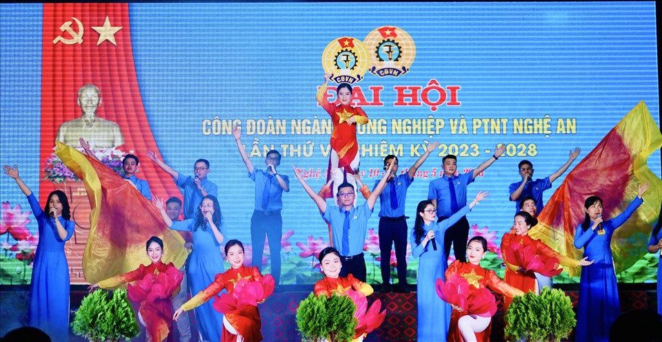 Chương trình văn nghệ của Công đoàn ngành Nông nghiệp và PTNT Nghệ An chào mừng Đại hội. Ảnh: Quỳnh Trang