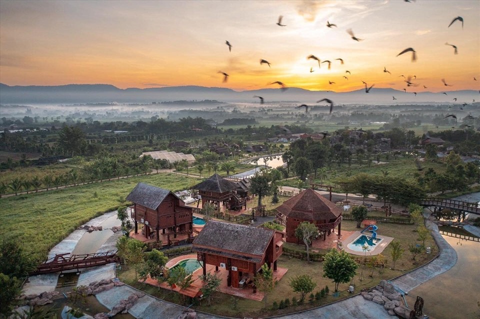 Trong khi Khao Yai có rất nhiều khu nghỉ dưỡng và khách sạn thì Tayama Farm Khaoyai nổi lên và thu hút sự chú ý của du khách bởi nguồn cảm hứng thiết kế từ Nhật Bản.