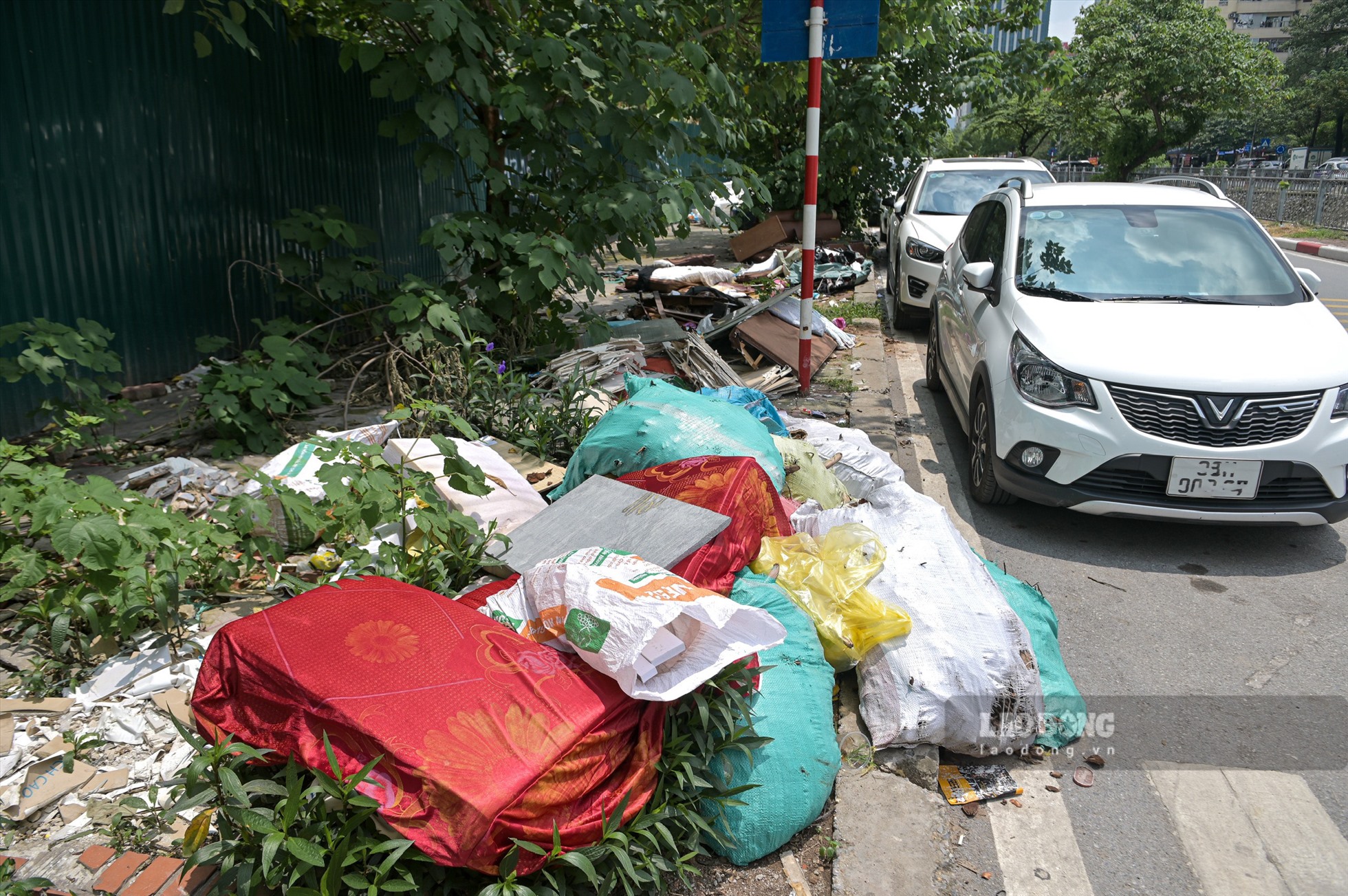 Nhiều đoạn đường bao quanh dự án cũng biến thành bãi đỗ xe, vỉa hè bị lấp kín bởi rác thải đủ loại.