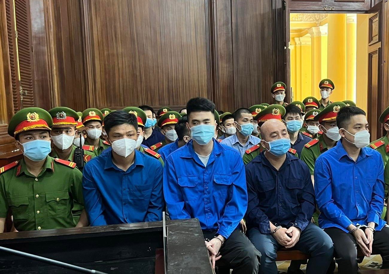 Các bị cáo tại phiên tòa, bị cáo Hồ Ngọc Tài - chủ mưu vụ án (ngoài cùng bên phải) tại tòa 10.5