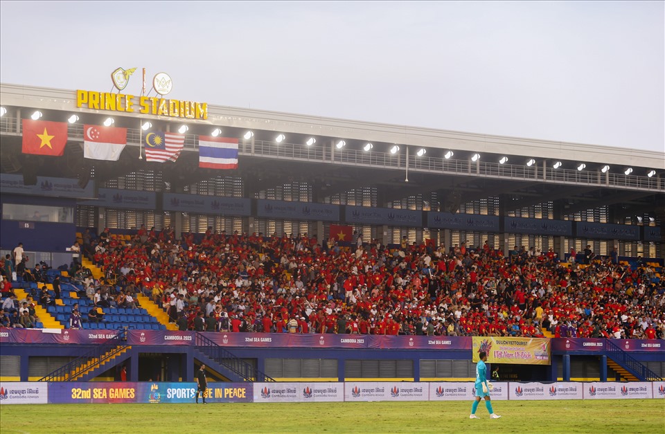 Nhiều khả năng khán đài sân Prince sẽ được “nhuộm đỏ” bỏi cổ động viên Việt Nam. Trận đấu giữa U22 Việt Nam và U22 Thái Lan sẽ diễn ra vào lúc 19h00 tối nay (11.5).