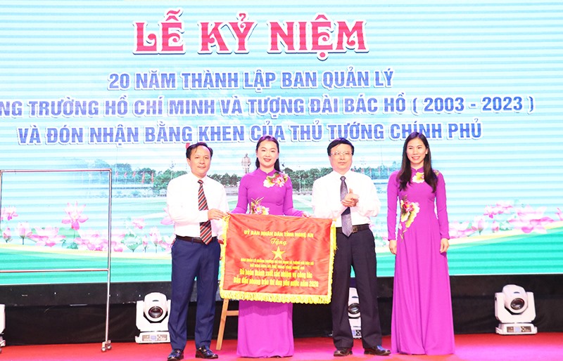 Phó Chủ tịch UBND tỉnh trao tặng Cờ Thi đua cho đơn vị vì đã hoàn thành xuất sắc nhiệm vụ công tác, dẫn đầu phong trào thi đua yêu nước năm 2022. Ảnh: Quỳnh Trang