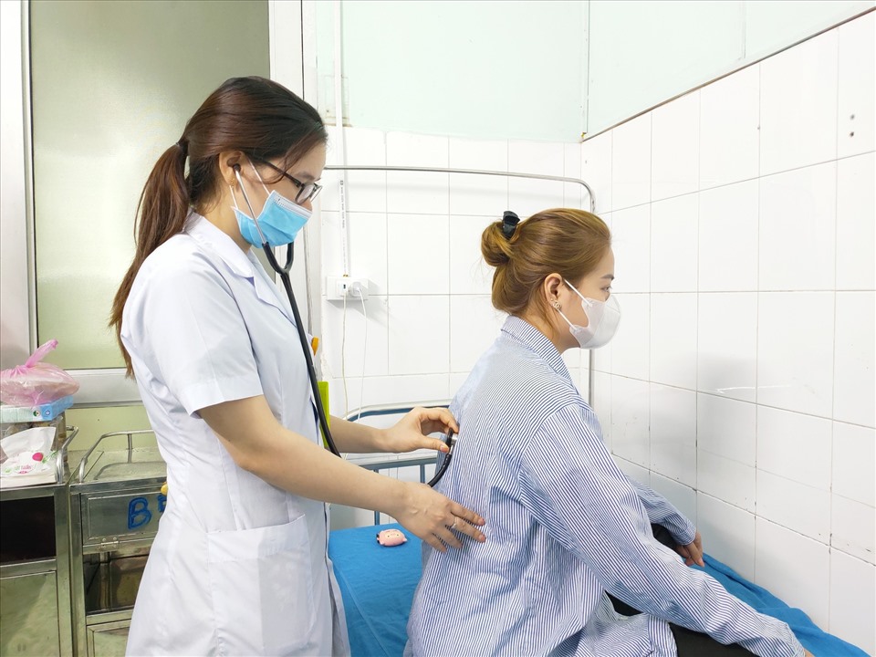 Bác sĩ thăm khám cho bệnh nhân bị ngộ độc ve sầu. Nguồn ảnh: Bệnh viện đa khoa Tuyên Quang