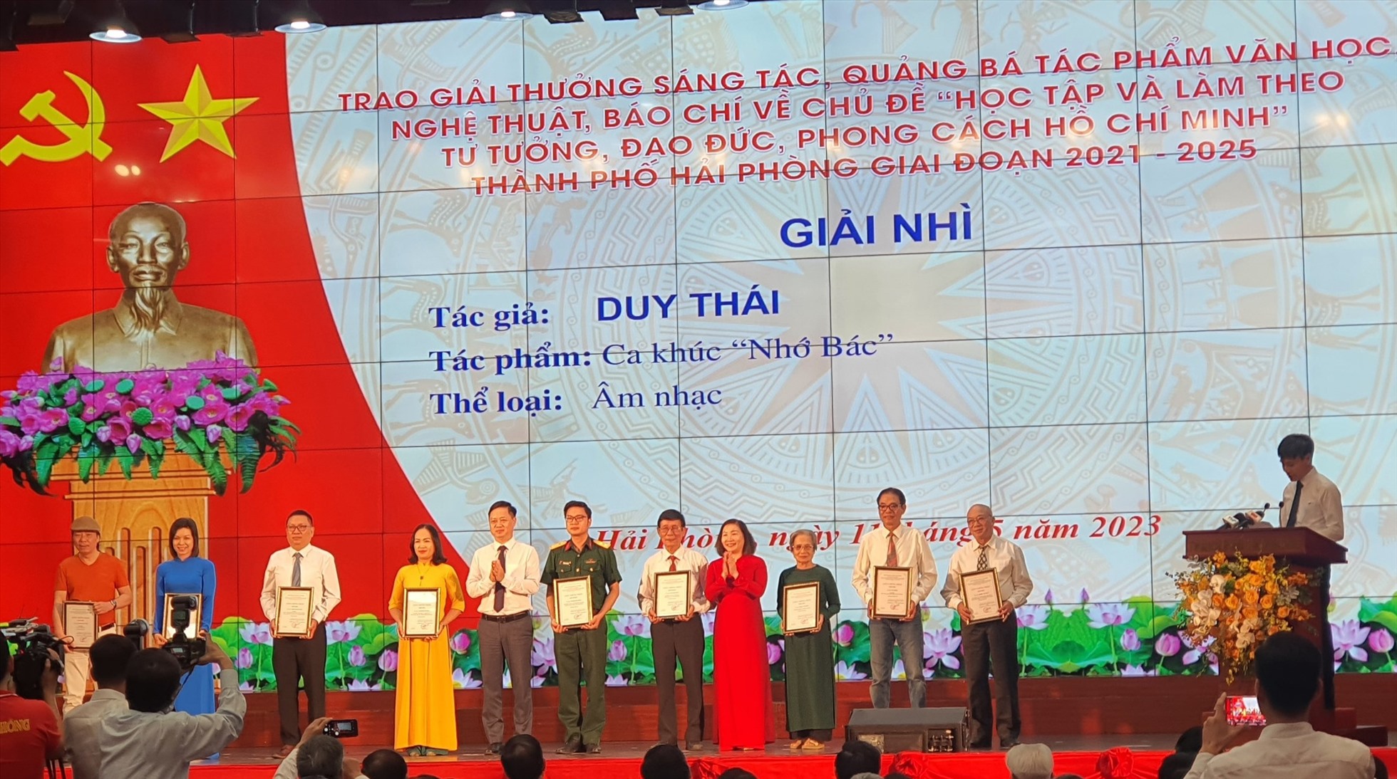 Ban tổ chức trao giải cho các tác giả văn nghệ sỹ đạt giả cuộc thi sáng tác theo chủ đề học tập tấm gương đạo đức Hồ Chí Minh. Ảnh: Mai Chi