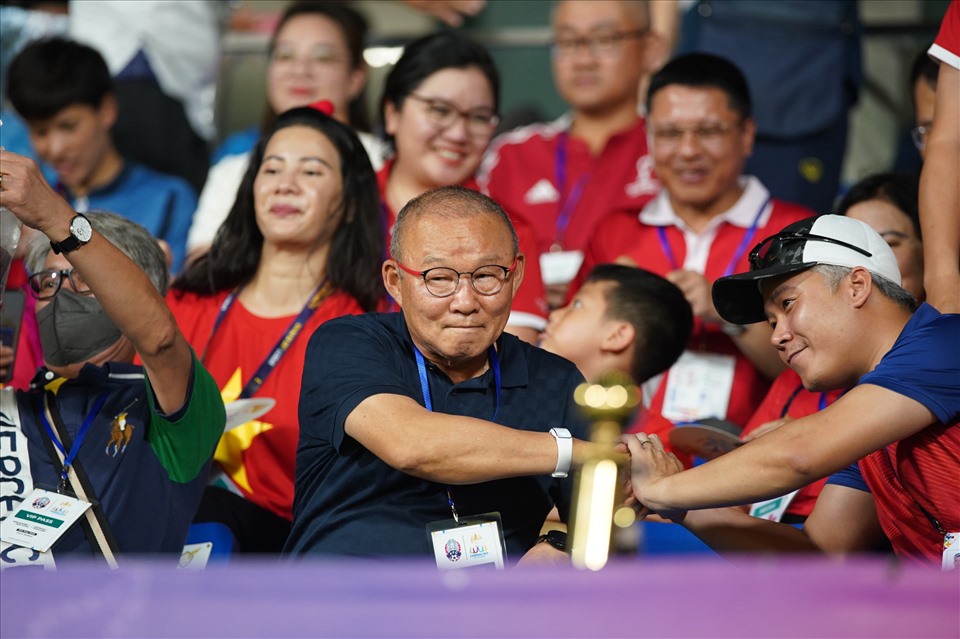 Rất đông cổ động viên Việt Nam đã nhận ra huấn luyện viên Park Hang-seo và xin bắt tay, chụp ảnh cùng cựu thuyền trưởng đội tuyển Việt Nam. Đáp lại, nhà cầm quân 65 tuổi cũng vẫy tay chào đầy thân thương.