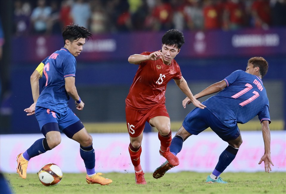 Dưới sân, dù bị Thái Lan dẫn trước từ phút thứ 3 nhưng U22 Việt Nam vẫn bình tĩnh triển khai thế trận.