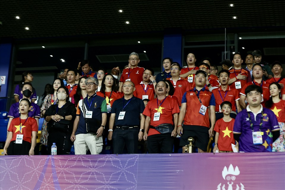 Ông Park đứng trang nghiêm chào cờ khi Quốc ca Việt Nam vang lên. Đây là hình ảnh quen thuộc trong suốt 5 năm ông Park làm việc cùng bóng đá Việt Nam.