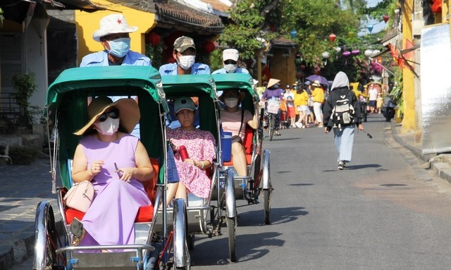 Các đoàn khách có hướng dẫn viên buộc phải mua vé. Ảnh: Hoàng Bin
