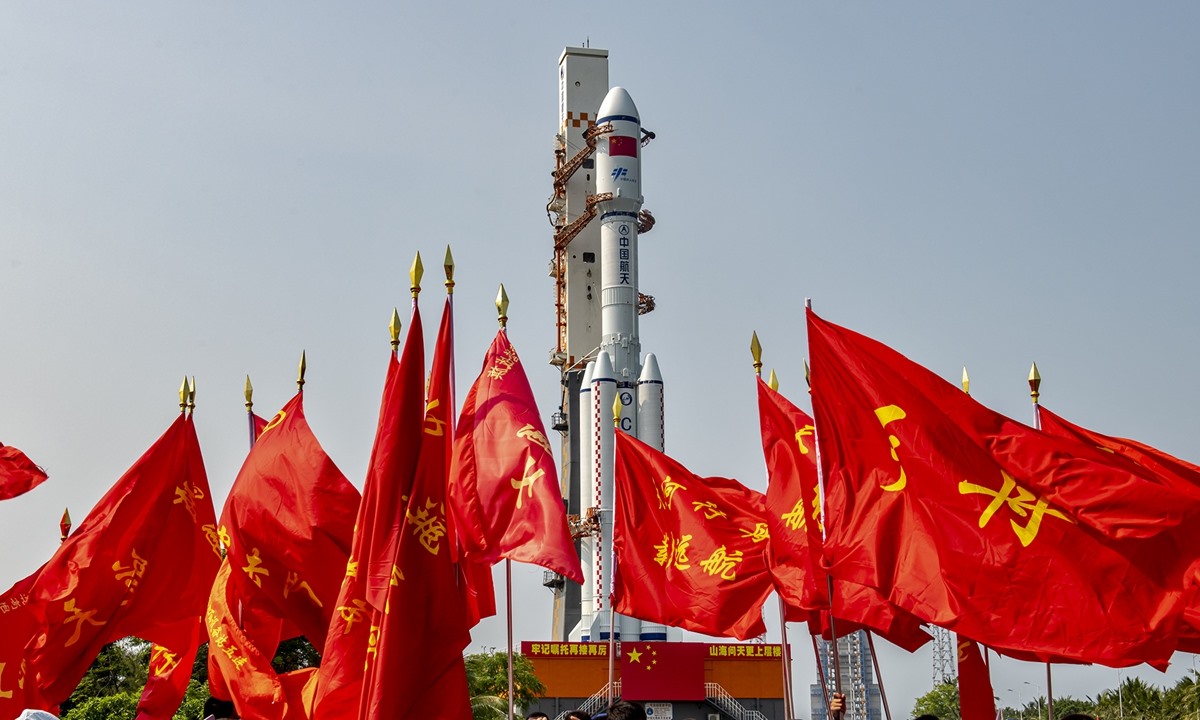 Tàu vũ trụ Thiên Châu 6 được chuyển lên bệ phóng ngày 7.5.2023 tại tỉnh Hải Nam. Ảnh: VCG