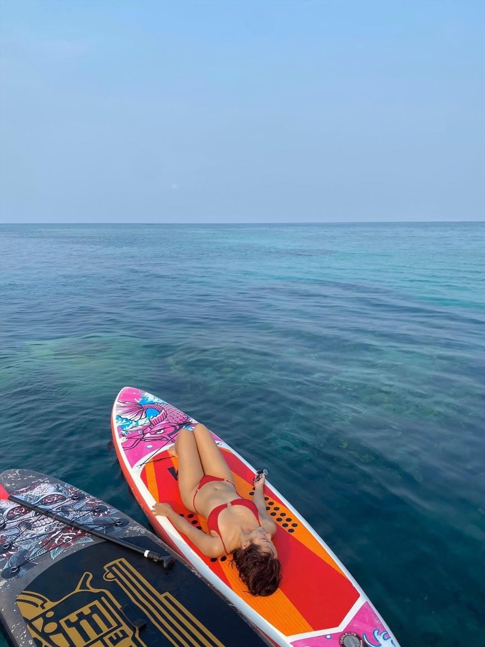 “Lúc đó trời tối om, khi này mình mới dọn ra đảo, vừa đang stress vì nhớ nhà mà còn ngã xe, mình cảm giác vừa đau vừa tủi thân. May mắn là có hai bạn dân địa phương sửa xe giúp và soi đèn đưa mình về”, Huyền tâm sự. Sau 2 tháng, Lê Huyền giờ đây không còn là cô gái ngồi khóc nhè ở Dốc Phượt nữa mà là một Lê Huyền có một cuộc sống vui vẻ, có bạn bè, có một công việc mà mình yêu thích, cô sống tự do, thoải mái như một con cá biển dưới lòng đại dương.