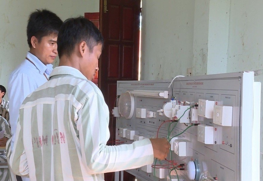Phạm nhân được giáo viên giảng dạy nghề điện. Ảnh Thanh Tuấn
