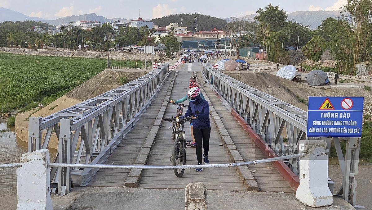 Hiện tại các phương tiện qua cầu Mường Thanh đã bị cấm. Ảnh: Văn Thành Chương