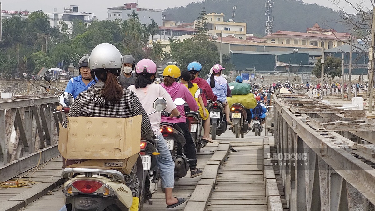 Từ nhiều năm qua, cầu Mường Thanh vẫn luôn có lưu lượng người và phương tiện qua lại rất lớn. Ảnh: Văn Thành Chươg