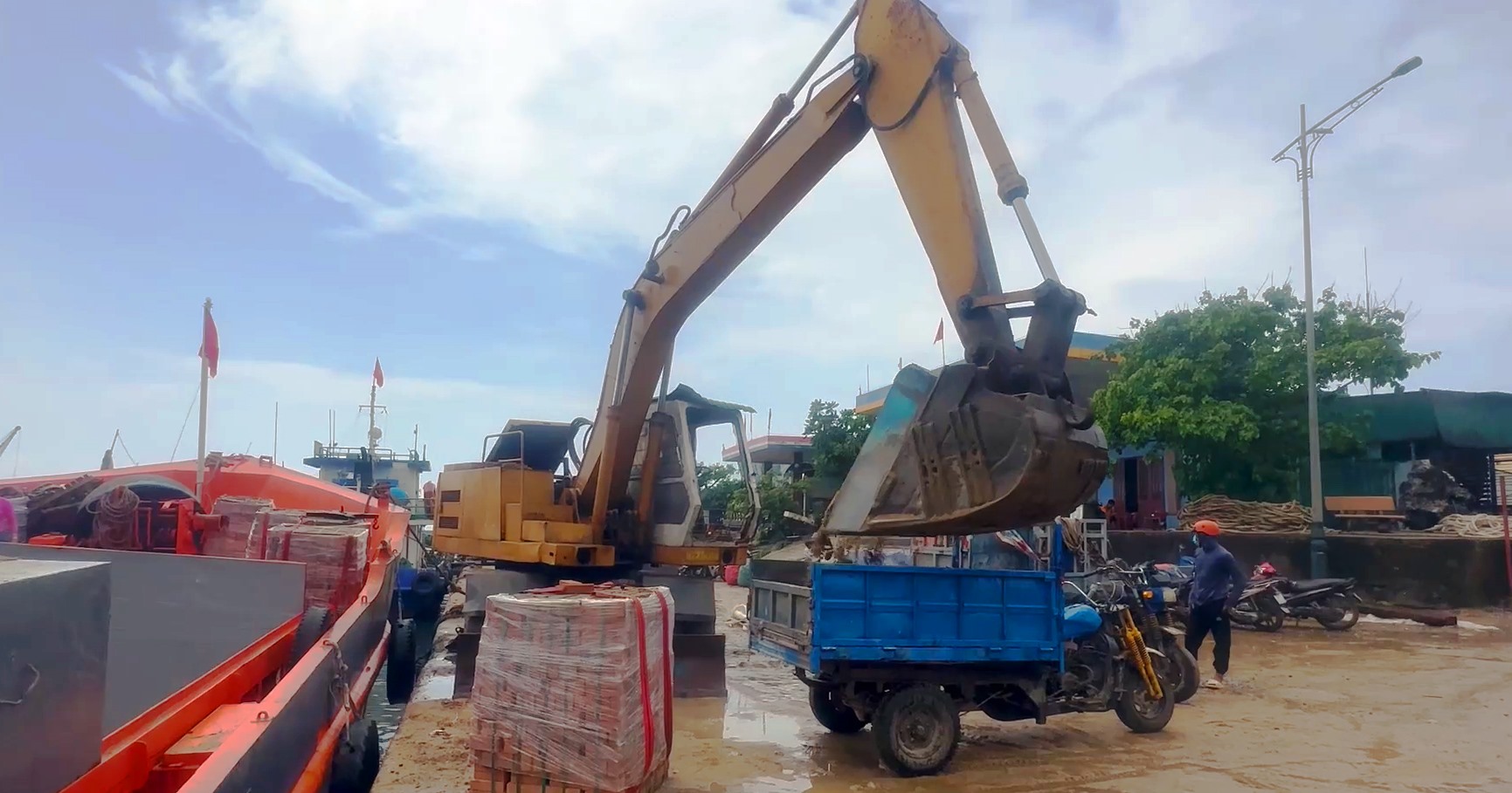 Tại cảng An Hải, con tàu chở cát vừa cập cảng, nhiều người đã tranh nhau mua từng m3 khối cát vận chuyển thẳng đến công trình. Ảnh: Ngọc Viên